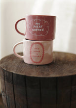 Keramiktasse „Mein erster Kaffee“ – 2,5 dl, Rosa mit Aufkleber – Perfekt für den Morgenkaffee & als Geschenk