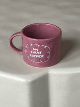 Keramiktasse „Mein erster Kaffee“ – 2,5 dl, Rosa mit Aufkleber – Perfekt für den Morgenkaffee & als Geschenk