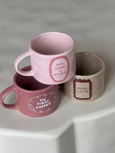 Keramiktasse „Mein erster Kaffee“ – 2,5 dl, Rosa mit Aufkleber – Perfekt für den Morgenkaffee & als Geschenk